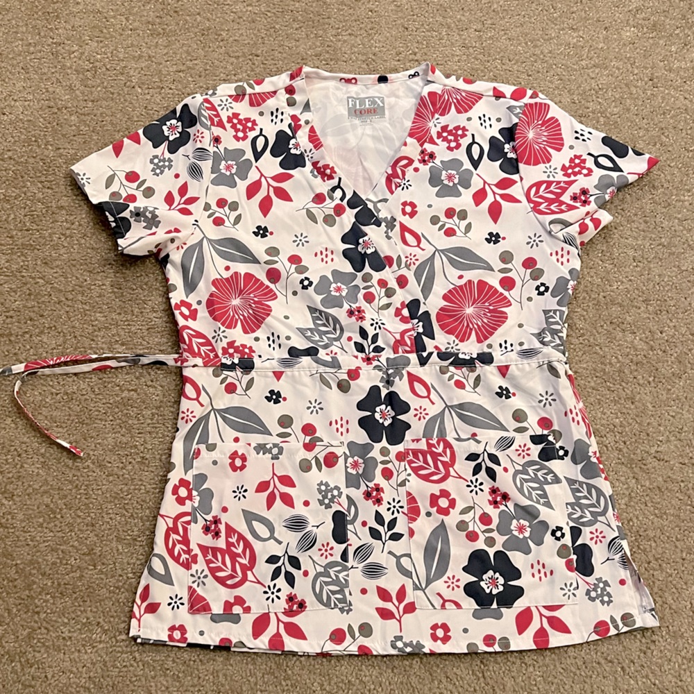 Like new. Flex scrub top.
